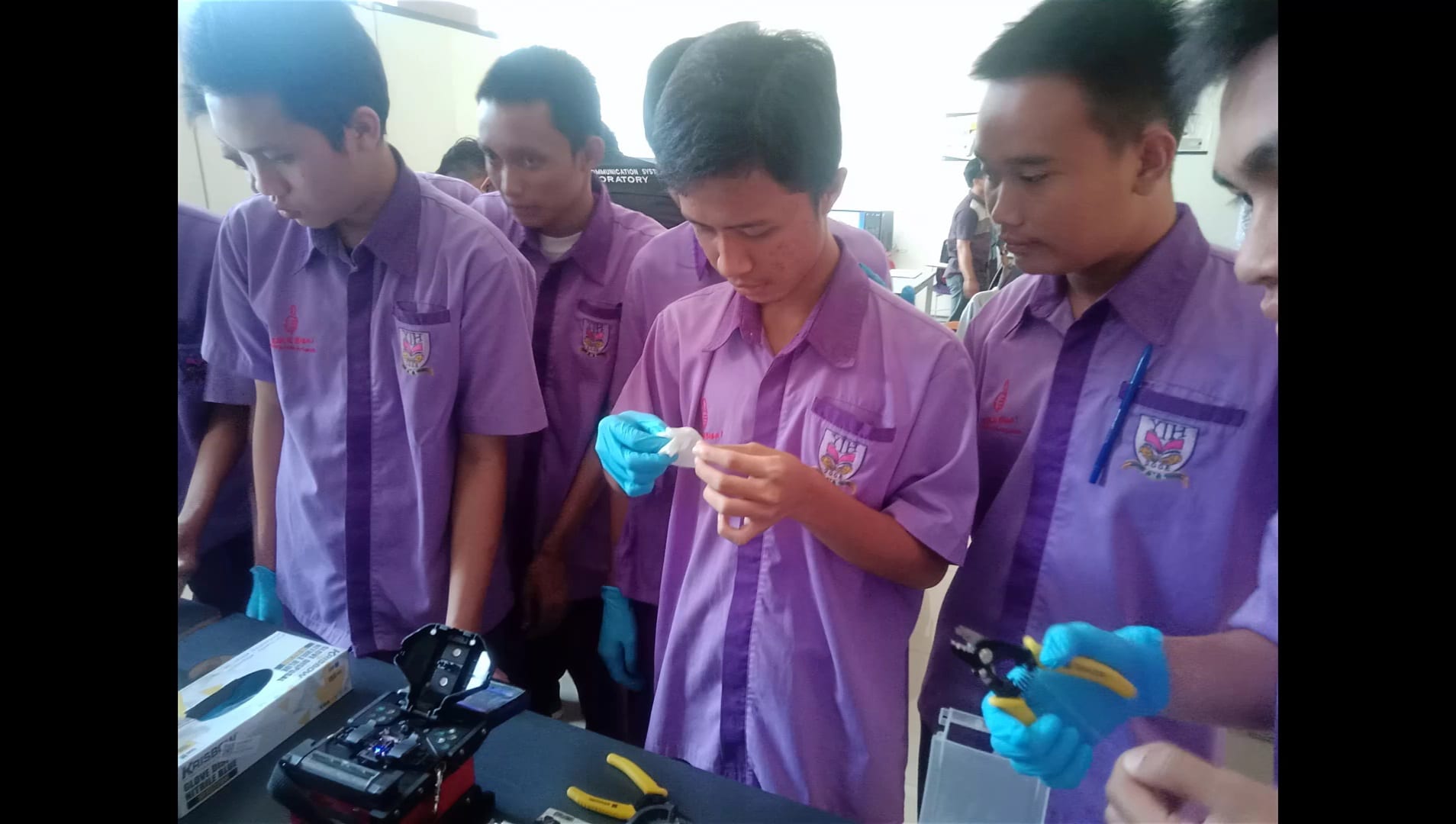 Pelatihan Penyambungan Dan Pemeliharaan Pada Jaringan Akses Serat Optik Untuk Meningkatkan Kualitas Guru Dan Siswa SMK Itikurih Hibarna Ciparay