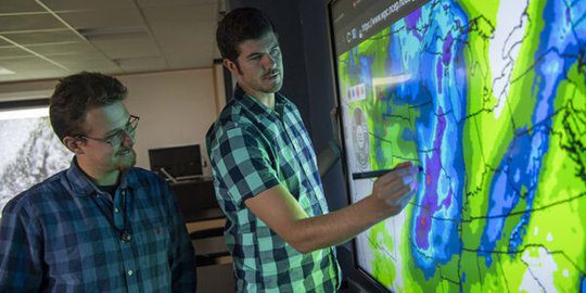 Dari Satelit Cuaca Hingga Superkomputer Peramal: Bagaimana Para Ahli Meteorologi Memprediksi Cuaca Esok Hari dengan Bantuan Teknologi Canggih?