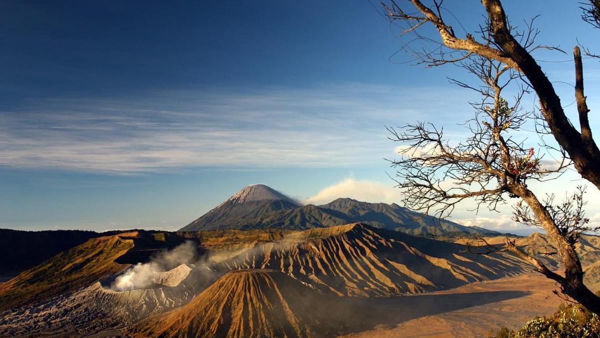 Dari Puncak Mahameru Hingga Lautan Pasir Bromo: Menguak Keajaiban Gunung-Gunung Jawa Timur