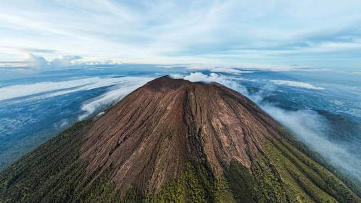 Gunung Slamet: Sang Penjaga Tanah Jawa Tengah