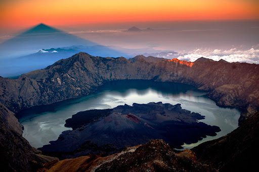 Gunung Rinjani: Mahkota Lombok yang Memukau dan Penuh Petualangan